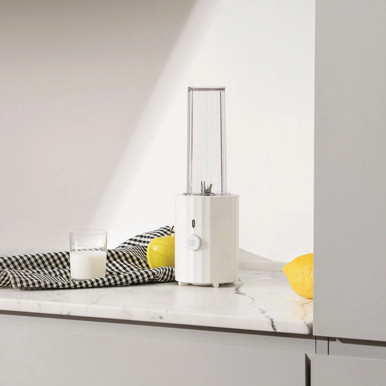 Alessi Smoothie Blender Plisse - Wit - 380 W - Door Michele De Lucchi - MDL17 W 4 Alessi Smoothie Blender Plisse - Wit - 380 W - Door Michele De Lucchi - MDL17 W - Afbeelding 2