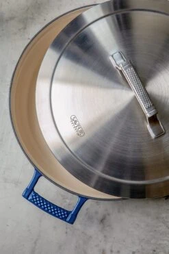 Saveur Selects Hapjespan Voyage - Classic Blue - ø 30 Cm / 4.2 Liter - Geëmailleerde Anti-aanbaklaag -Keukengerei Winkel 1 3 13 scaled 1