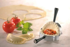 Gefu Ravioli Maker Ravenna -Keukengerei Winkel 28490 gefu ravioli und maultaschenformer ravenna 03