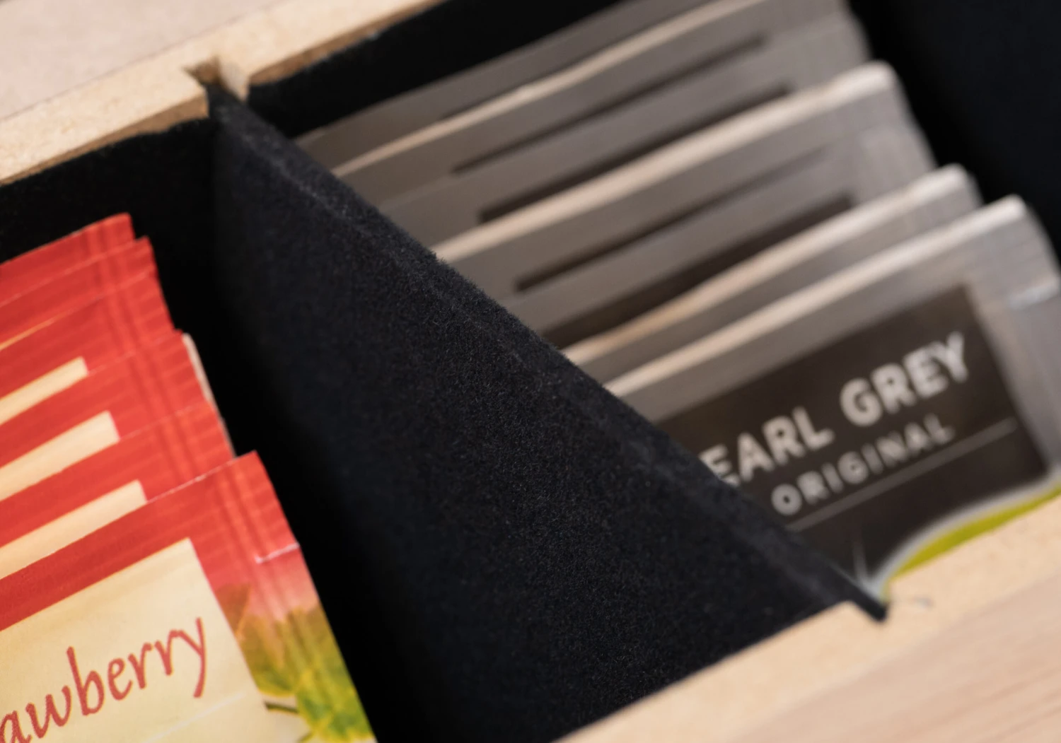 Sakura Tea Theedoos - Hout - 6-vaks - Met Fluweel - 43 X 9 Cm 7 Sakura Tea Theedoos - Hout - 6-vaks - Met Fluweel - 43 X 9 Cm - Afbeelding 5