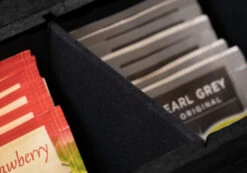 Sakura Tea Theedoos - Zwart - 6-vaks - Met Fluweel - 43 X 9 Cm 12 Sakura Tea Theedoos - Zwart - 6-vaks - Met Fluweel - 43 X 9 Cm -Keukengerei Winkel 5 detail 6 lang zwart 1