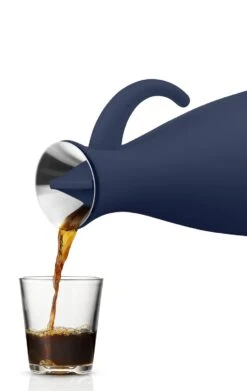 Eva Solo Thermoskan Classic Navy Blue 1 Liter -Keukengerei Winkel 502804 Vacuum jug 100cl Navy blue pouring HIGH