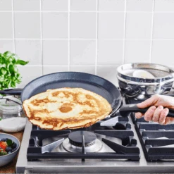 GreenPan Pannenkoekenpan Essentials - Zwart - ø 28 Cm - Keramische Anti-aanbaklaag 8 GreenPan Pannenkoekenpan Essentials - Zwart - ø 28 Cm - Keramische Anti-aanbaklaag -Keukengerei Winkel 667b28b228ec1bc1005fc3d1a08875dcfcdbfa72 GP ESS BA Bd Pancakepan Large NS Lifestyle a