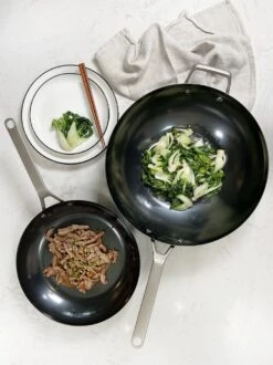 Saveur Selects Pannenset - Carbon Steel (Wokpan ø 35 Cm + Koekenpan ø 30 Cm) - Inductie En Alle Andere Warmtebronnen -Keukengerei Winkel 899x1200