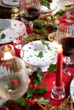 Studio Tavola Kerstservies - Porselein - Rood - 18-delig / 6 Personen 13 Studio Tavola Kerstservies - Porselein - Rood - 18-delig / 6 Personen -Keukengerei Winkel HIT Kerstservies sfeer rood 10