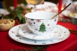 Studio Tavola Kerstservies - Porselein - Rood - 18-delig / 6 Personen 14 Studio Tavola Kerstservies - Porselein - Rood - 18-delig / 6 Personen -Keukengerei Winkel HIT Kerstservies sfeer rood 3