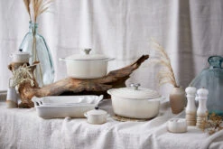 Le Creuset Braadpan Signature - Meringue - ø 26 Cm / 5.3 Liter -Keukengerei Winkel RS9584 New Meringue Range Shot f2.8 RETOUCHED lpr