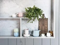 Maxwell & Williams Kop En Schotel Tint Lichtgrijs 100 Ml 7 Maxwell & Williams Kop En Schotel Tint Lichtgrijs 100 Ml -Keukengerei Winkel Tint Lifestyle Image 2 800x600