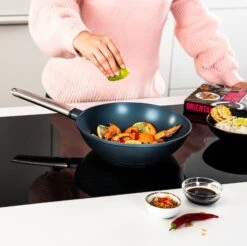 Westinghouse Wokpan Performance - Bravery Blue - ø 28 Cm - Standaard Anti-aanbaklaag 21 Westinghouse Wokpan Performance - Bravery Blue - ø 28 Cm - Standaard Anti-aanbaklaag -Keukengerei Winkel WCCW0095028BL 13