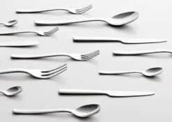 Alessi Gebaksvork Ovale - REB09/16 - Door Ronan & Erwan Bouroullec 7 Alessi Gebaksvork Ovale - REB09/16 - Door Ronan & Erwan Bouroullec -Keukengerei Winkel dezeen Ovale cutlery by Ronan and Erwan Bouroullec for Alessi 12 1 2