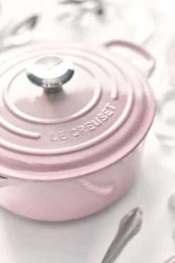 Le Creuset Braadpan Signature - Shell Pink - ø 24 Cm / 4.2 Liter 10 Le Creuset Braadpan Signature - Shell Pink - ø 24 Cm / 4.2 Liter -Keukengerei Winkel le creuset braadpan shell pink sfeerbeeld 2