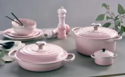 Le Creuset Braadpan Signature - Campagnard - Shell Pink - ø 26 Cm / 2.2 Liter -Keukengerei Winkel le creuset shell pink sfeerbeeld
