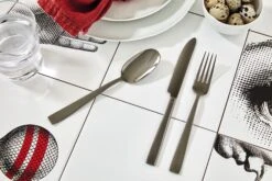 Sambonet Bestekset Flat - Zwart - 24 Delig / 6 Personen 10 Sambonet Bestekset Flat - Zwart - 24 Delig / 6 Personen -Keukengerei Winkel sambonet bestekset flat zwart sfeer2