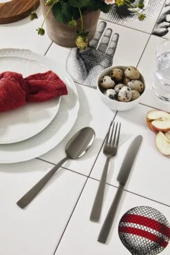 Sambonet Bestekset Flat - Zwart - 24 Delig / 6 Personen 11 Sambonet Bestekset Flat - Zwart - 24 Delig / 6 Personen -Keukengerei Winkel sambonet bestekset flat zwart sfeer3