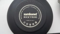 Sambonet Grillpan Rock 'n' Rose - Zwart - 28 X 28 Cm - Standaard Anti-aanbaklaag 7 Sambonet Grillpan Rock 'n' Rose - Zwart - 28 X 28 Cm - Standaard Anti-aanbaklaag -Keukengerei Winkel sambonet rock n rose achterkant 1 1