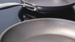 Le Creuset Koekenpannenset Les Forgées TNS - ø 24 En 28 Cm - Standaard Anti-aanbaklaag -Keukengerei Winkel sfeer 3 1